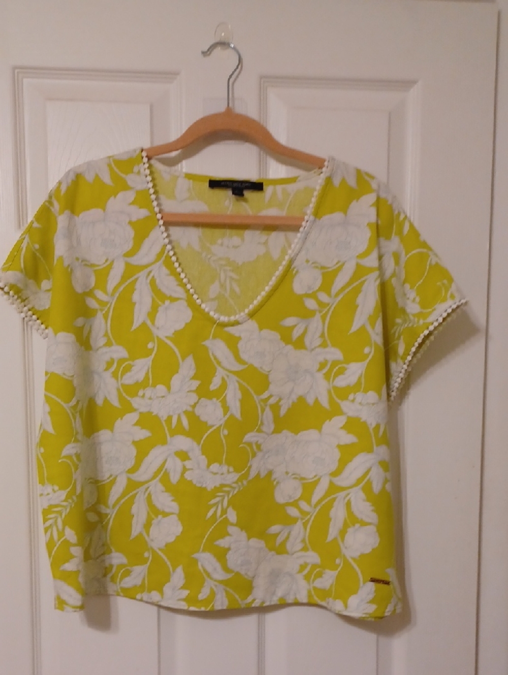 MARC NEW YORK sz L, linen Blend, V-Neck Floral Blouse In Chartruce White Trim.
